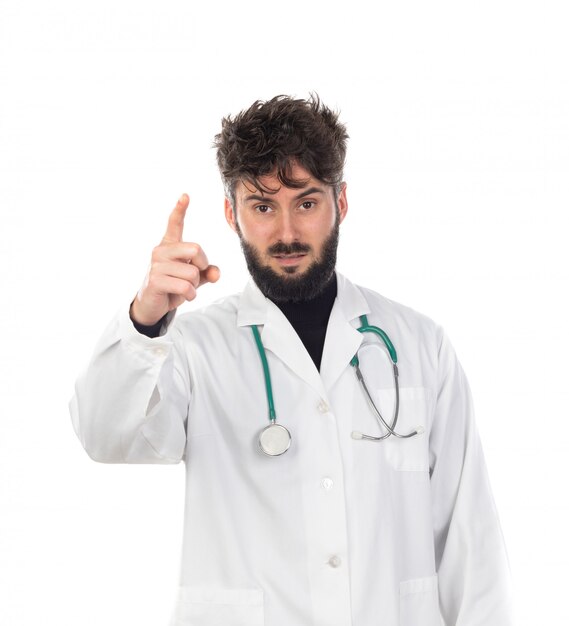 Jeune médecin avec barbe portant un uniforme blanc