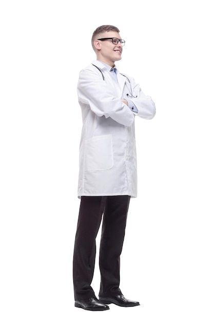 Jeune médecin confiant avec un stéthoscope. isolé sur un blanc