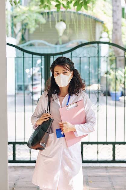 Jeune médecin debout à l'extérieur