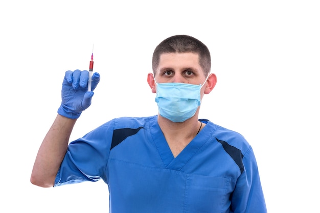 Jeune médecin avec du sang en seringue isolé sur blanc.