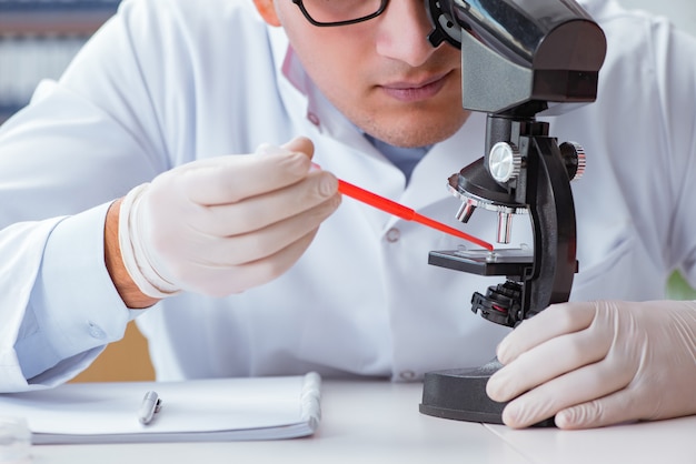 Jeune médecin faisant le test sanguin