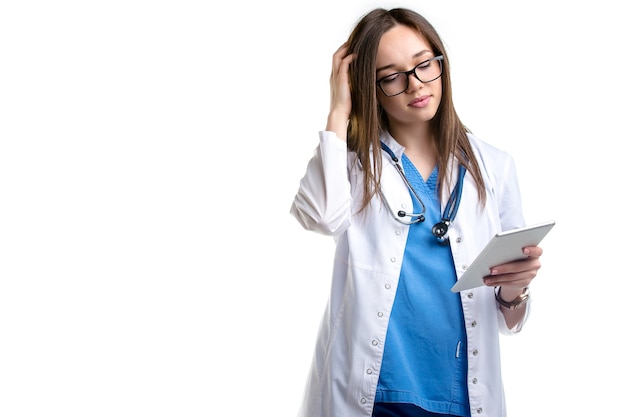 Jeune médecin femme avec un presse-papiers, soins de santé et médecine, problèmes.présentation de l'espace pour le produit ou le texte sur un fond blanc