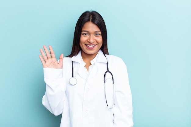 Jeune Médecin Femme Vénézuélienne Isolée Sur Fond Bleu Souriant Joyeux Montrant Le Numéro Cinq Avec Les Doigts.