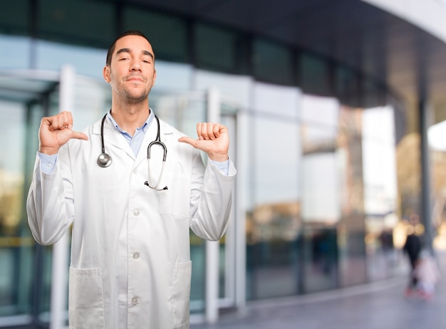 Photo un jeune médecin fier avec un geste de satisfaction