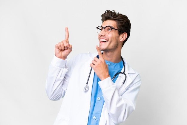 Jeune médecin homme sur fond blanc isolé pointant avec l'index une excellente idée