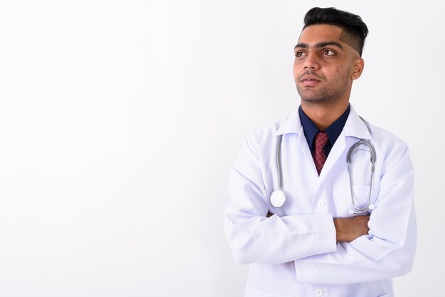 Jeune médecin indien sur blanc