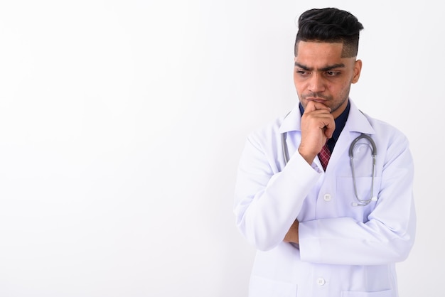 Jeune médecin indien sur blanc