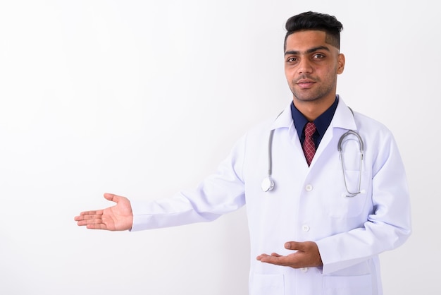 Jeune médecin indien sur blanc