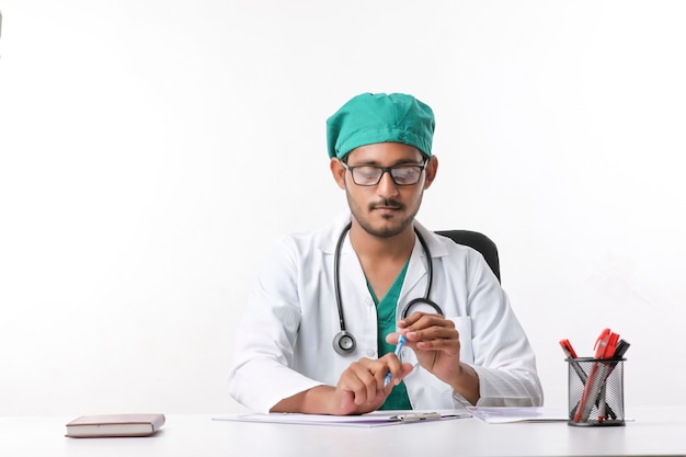 Jeune médecin indien écrit sur le bloc-notes à la clinique.