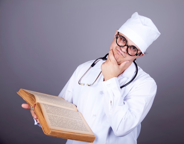 Jeune médecin avec livre.