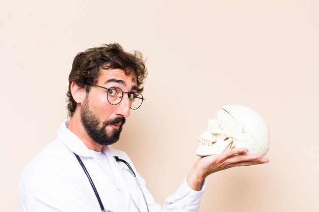 Jeune médecin et un modèle de crâne humain