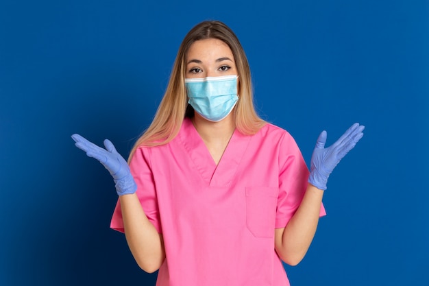 Jeune médecin portant un masque et un uniforme rose