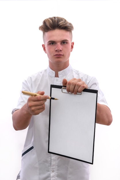 Jeune médecin avec presse-papiers et stylo isolé sur fond blanc