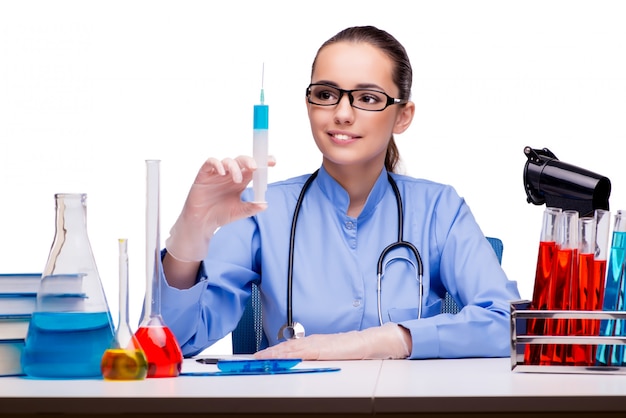 Jeune médecin avec seringue isolé sur blanc