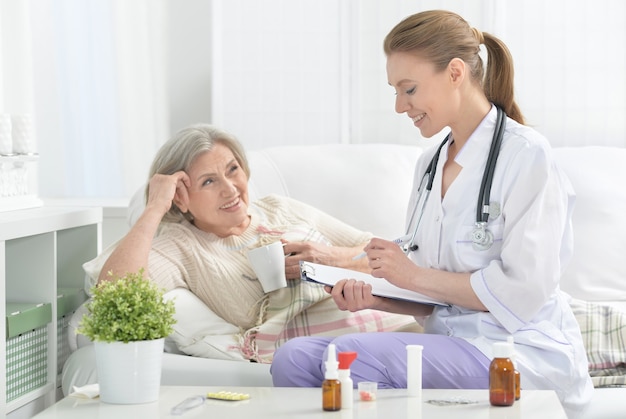 Jeune médecin et son patient senior senior