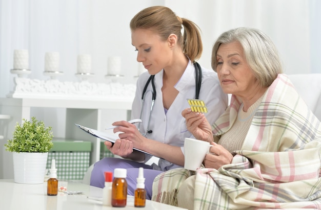 Jeune médecin et son patient senior senior