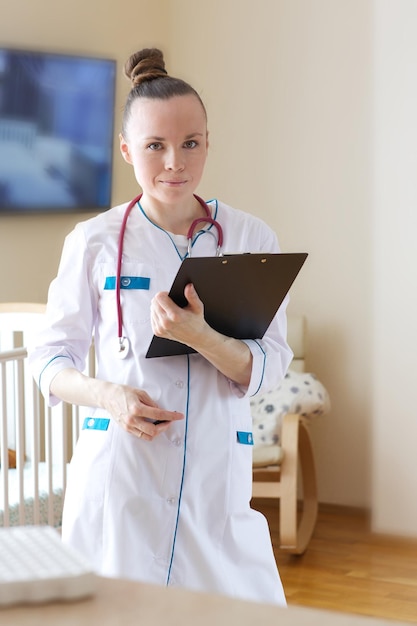 Un jeune médecin souriant vêtu d'un uniforme professionnel blanc