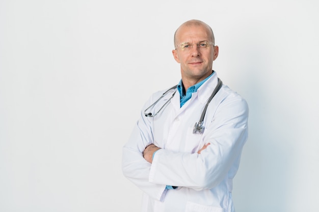 Jeune médecin à succès en blanchon vous regarde debout