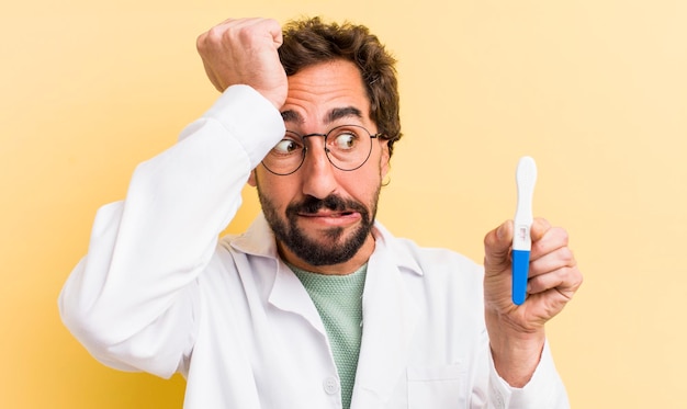 Jeune médecin avec un test de grossesse positif