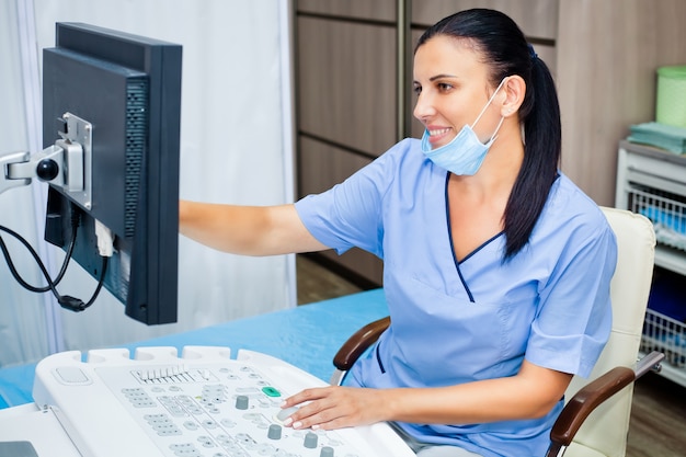 Photo jeune médecin travaillant avec une machine à ultrasons