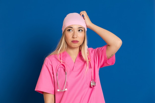 Jeune médecin avec un uniforme rose et un foulard