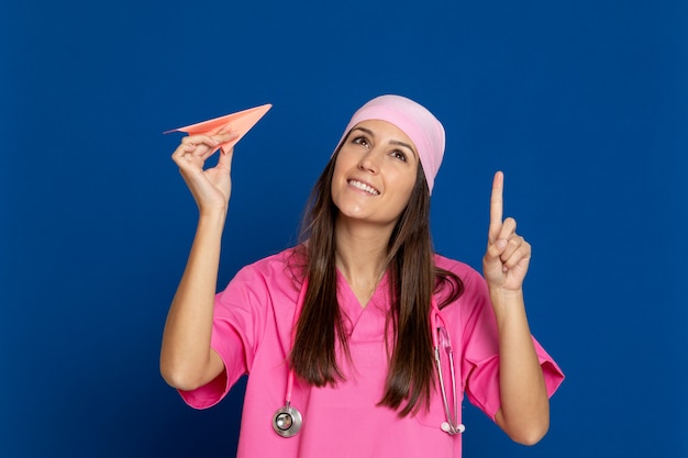 Jeune médecin avec un uniforme rose