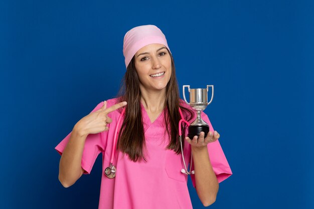 Jeune médecin avec un uniforme rose