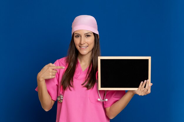 Jeune médecin avec un uniforme rose