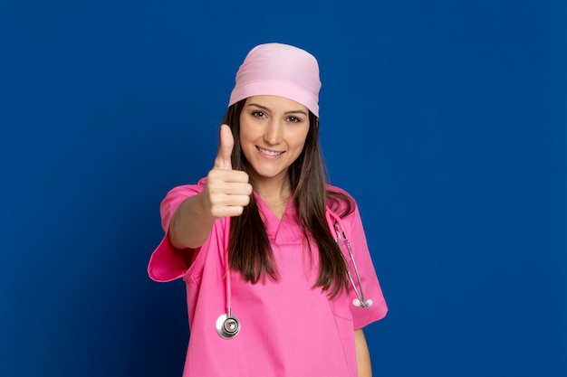 Jeune médecin avec un uniforme rose