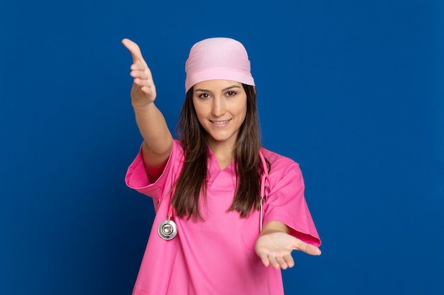 Jeune médecin avec un uniforme rose