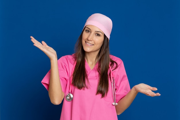 Jeune médecin avec un uniforme rose