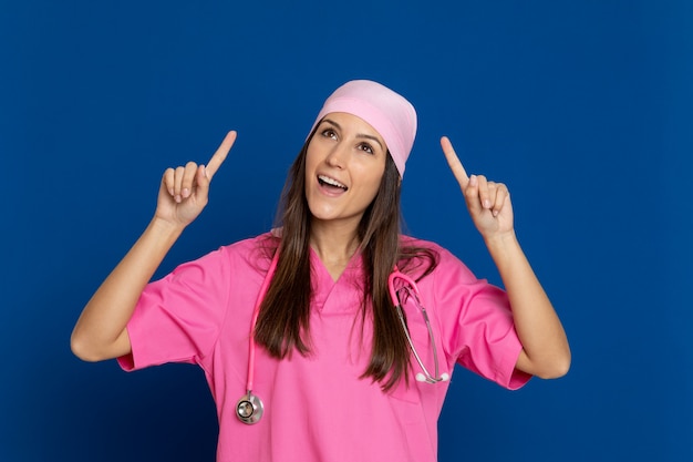 Jeune médecin avec un uniforme rose