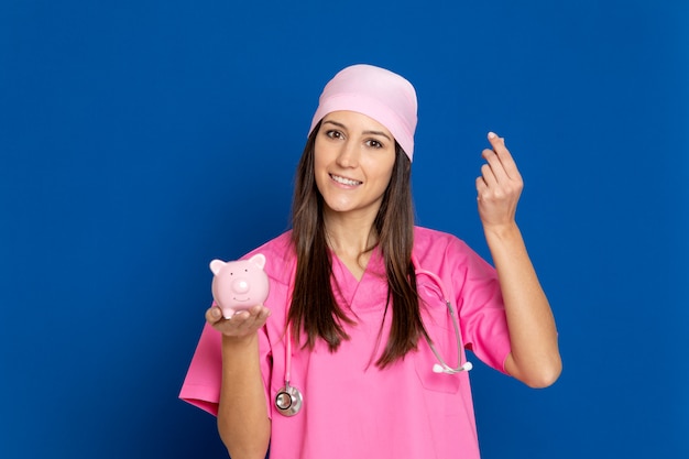 Jeune médecin avec un uniforme rose