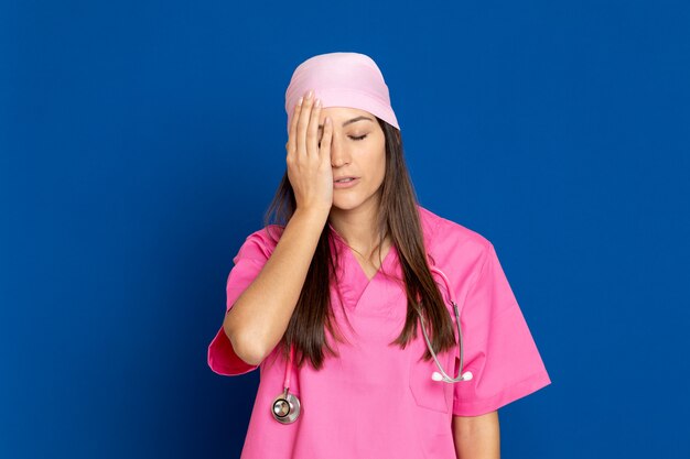 Jeune médecin avec un uniforme rose