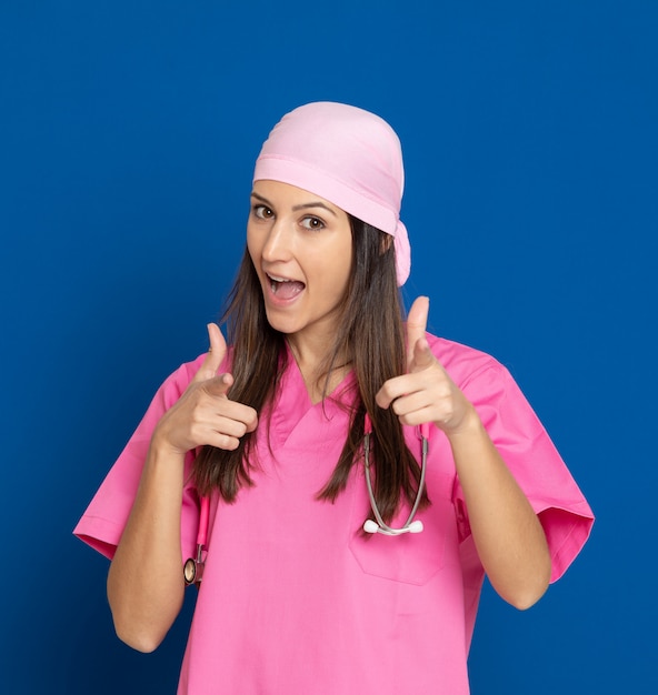 Jeune médecin avec un uniforme rose