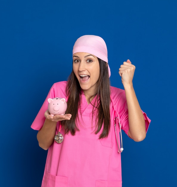 Jeune médecin avec un uniforme rose