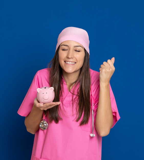 Jeune médecin avec un uniforme rose