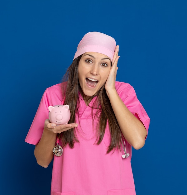 Jeune médecin avec un uniforme rose