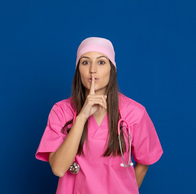 Jeune médecin avec un uniforme rose