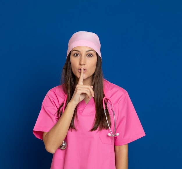 Jeune médecin avec un uniforme rose