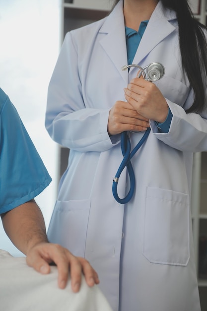 Un jeune médecin utilise un stéthoscope pour écouter les battements de cœur du patient.