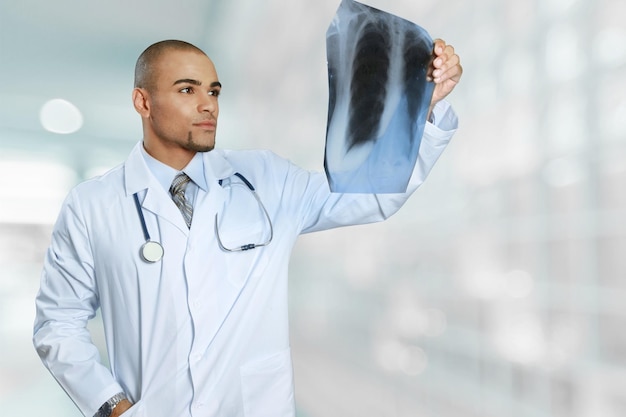 Photo jeune médecin avec x-ray isolé sur fond