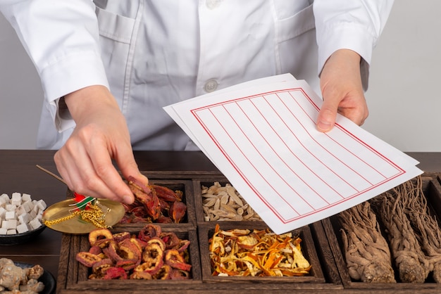 Photo la jeune médecine chinoise prépare la phytothérapie chinoise