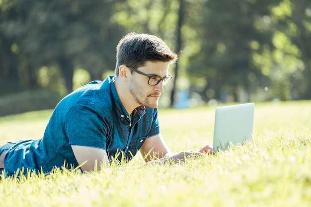 Jeune, mensonge, herbe, utilisation, ordinateur portable