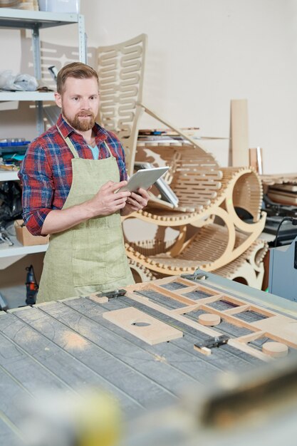 Jeune menuisier en atelier