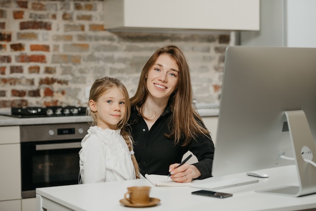 Jeune mère aidant sa fille à faire ses devoirs