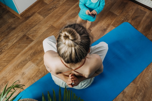 Jeune Mère Assise Sur Le Sol Profiter De La Méditation Faire Du Yoga à La Maison Avec Sa Petite Fille