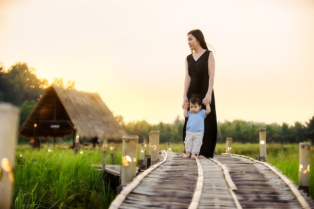 jeune mère et bébé mignon se relaxant dans une ferme naturelle en été