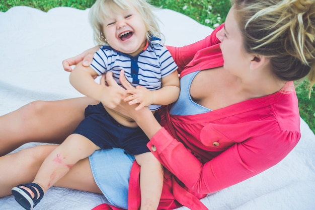 Une jeune mère belle avec son petit fils