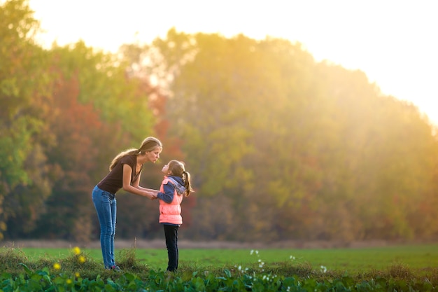 Jeune, mère, conversation, enfant, girl, debout, vert, pré, tenue, mains